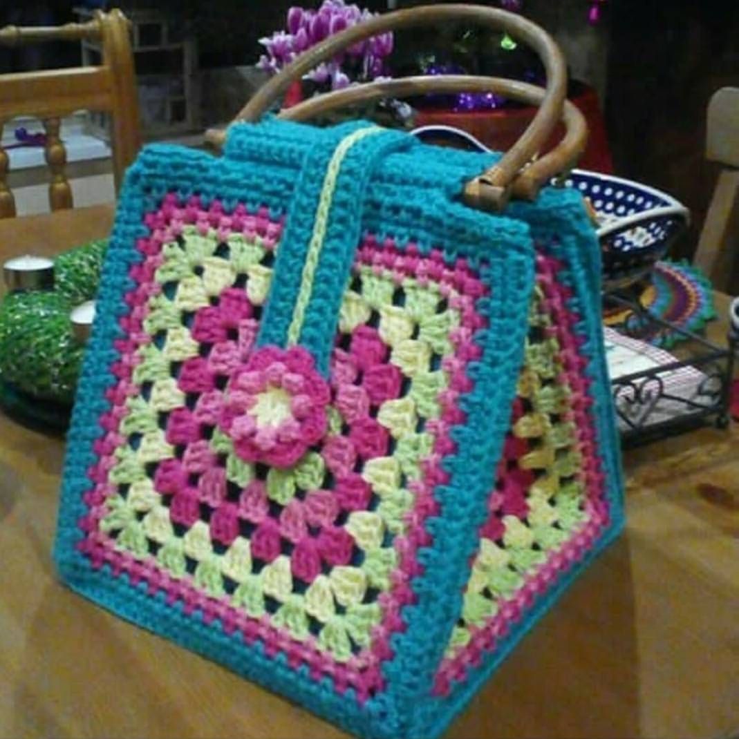 Regilsa Ramos on Instagram: “ ” | Granny square bag, Crochet bag